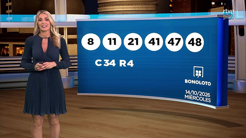 La presentadora Sandra Daviú en el plató de Loterías muestra los números ganadores de la Bonoloto en una pantalla junto al logotipo de rtve play.