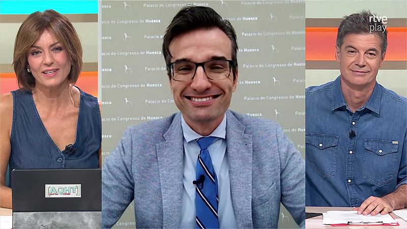 Pantalla dividida en tres secciones con dos presentadores en los platós laterales y un hombre con americana y gafas conectado en remoto en el centro.