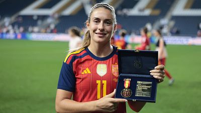 Alexia Putellas posa con una medalla por sus 150 partidos con Espa�a.
