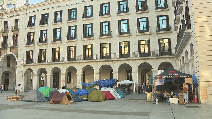 TeleCantabria - Delegación de Gobierno descarta desalojar la acampada de la Plaza Porticada