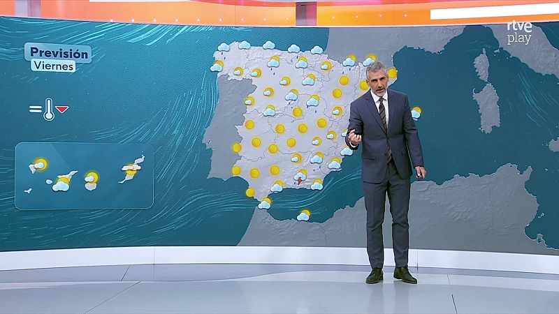 El presentador Albert Barniol detalla la previsión meteorológica frente a un gran mapa de España en el plató de televisión.