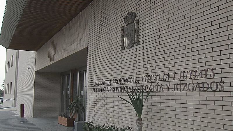 Entrada principal del edificio de la Audiencia Provincial, Fiscalía y Juzgados en la Comunidad Valenciana, con fachada de ladrillo caravista y el escudo de España en relieve.