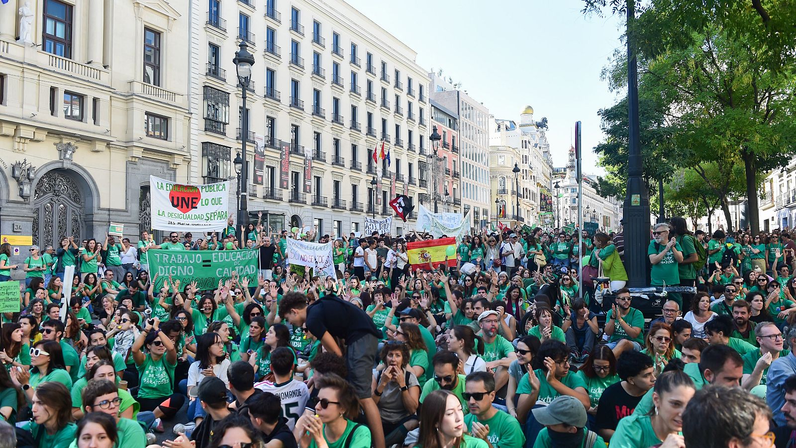 Profesores rodean la Consejería de Sanidad en su segundo día de huelga