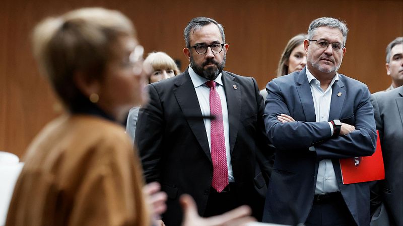 Varios miembros del Gobierno de Navarra participan en un acto institucional, destacando a Javier Remírez y Juan Cruz Cigudosa escuchando a una oradora en primer plano.