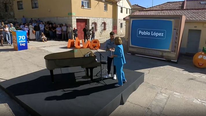 Telediario 1 - Pablo López pone el emotivo broche final con su versión al piano de 'La bola de cristal' y 'Estudio Estadio'