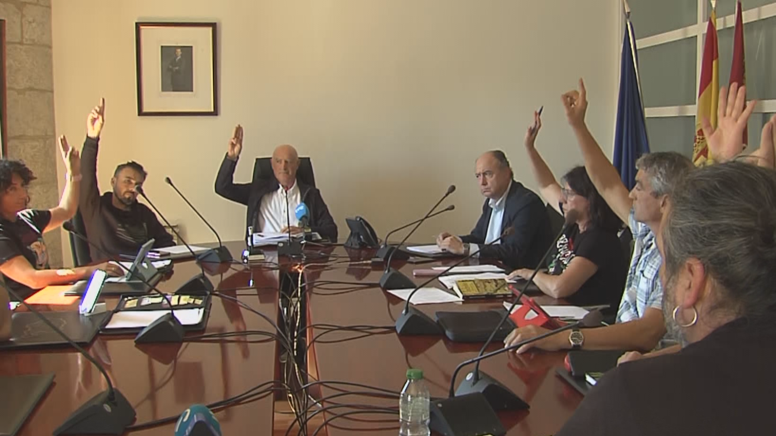 El pleno del ayuntamiento de Treviño vota para promover una consulta sobre su adhesión a Álava