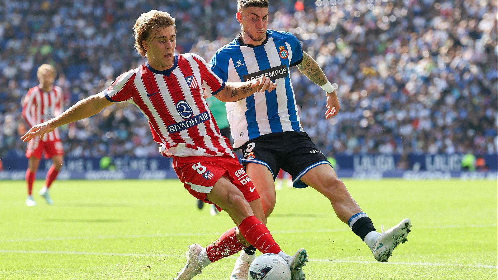 Lance del Espanyol - Atlético de Madrid de Liga con Pablo Barrios defendido por Roberto Fernández