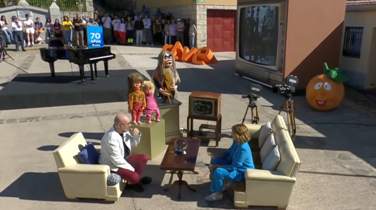 Robledillo de la Jara: el pueblo que bautiz� a su plaza como TVE con un "fiest�n"