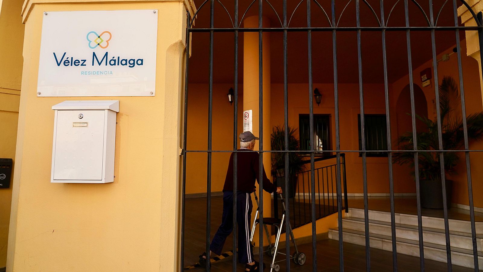 Mueren dos ancianos al desplomarse el ascensor de una residencia en Vélez-Málaga