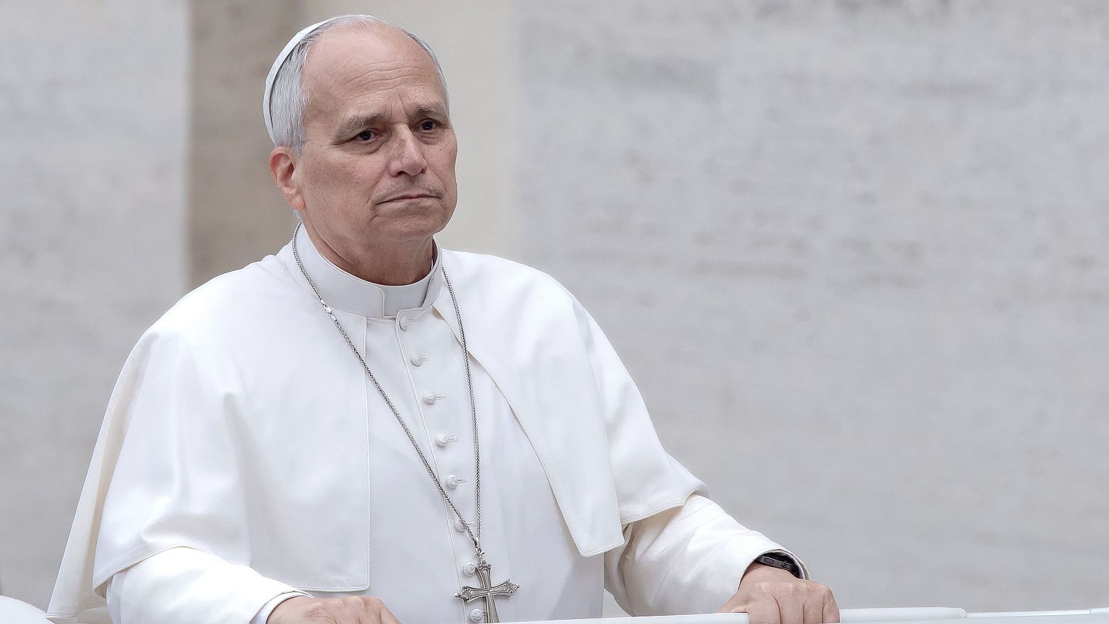 El papa continúa su convalecencia tras su operación de pulmón: pasó bien la noche, se levantó y desayunó