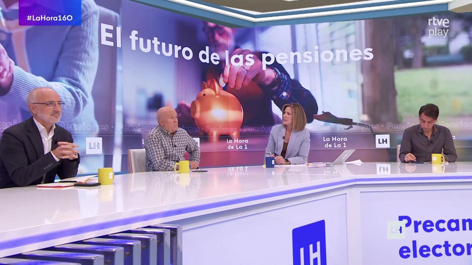 Plató de un programa informativo con cuatro colaboradores sentados alrededor de una mesa blanca curvada y una gran pantalla de fondo con el rótulo sobre pensiones.