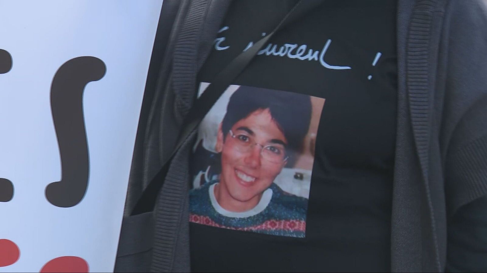 Primer pla del tors d'una persona amb una samarreta que duu la foto d'Helena Jubany i el text "...é innocent!", durant un acte reivindicatiu.