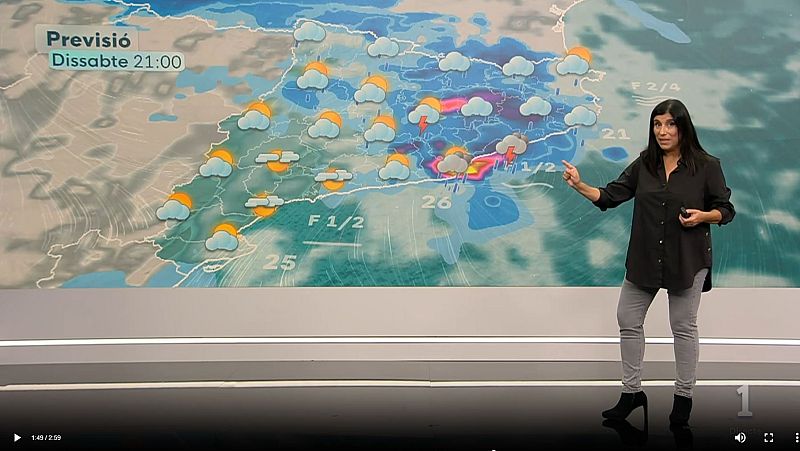 La presentadora se�ala un mapa de Catalu�a en un videowall que muestra tormentas y precipitaciones en la zona costera y prelitoral.