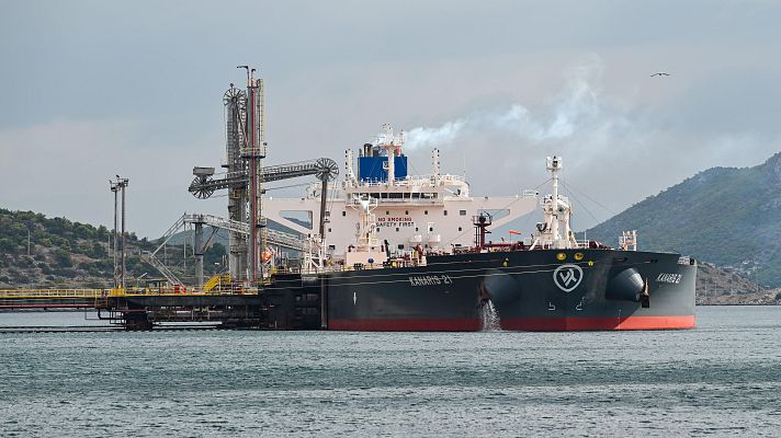 Telediario 1 - Los costes de transporte encarecen el petróleo hasta 35 dólares por barril