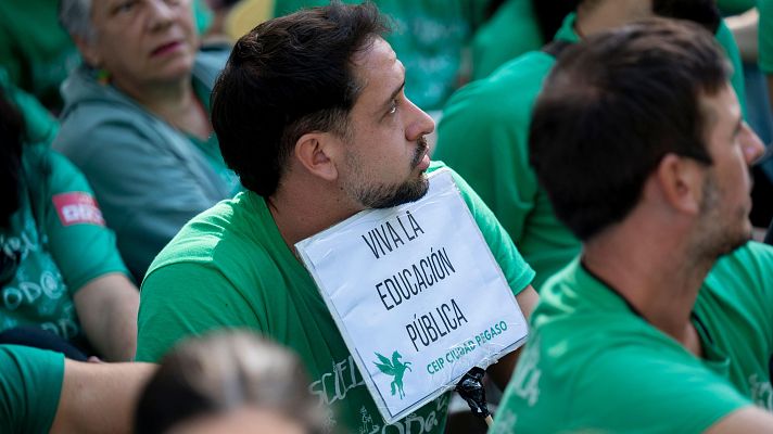 Telediario 1 - Las clases se trasladan a la calle por la huelga educativa en Madrid