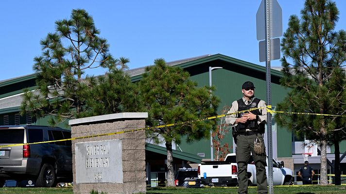 Telediario 1 - Cuatro muertos en un tiroteo en una escuela de Oregón, EE.UU.