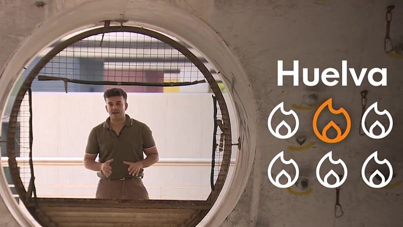 Reportero hablando en directo a través de una abertura circular, acompañado de un rótulo con la palabra Huelva y un gráfico de nivel de riesgo con iconos de llamas.
