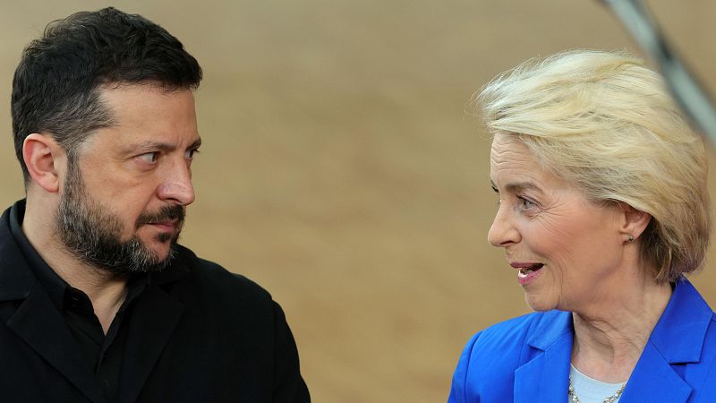 El presidente de Ucrania, Volodímir Zelenski y la presidenta de la Comisión Europea, Ursula von der Leyen, ante los medios durante la segunda jornada de una cumbre de dos días del Consejo Europeo en Bruselas