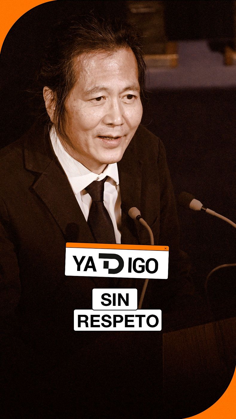 El filósofo Byung-Chul Han interviene formalmente ante micrófonos en una miniatura digital con rótulos informativos y detalles naranjas.