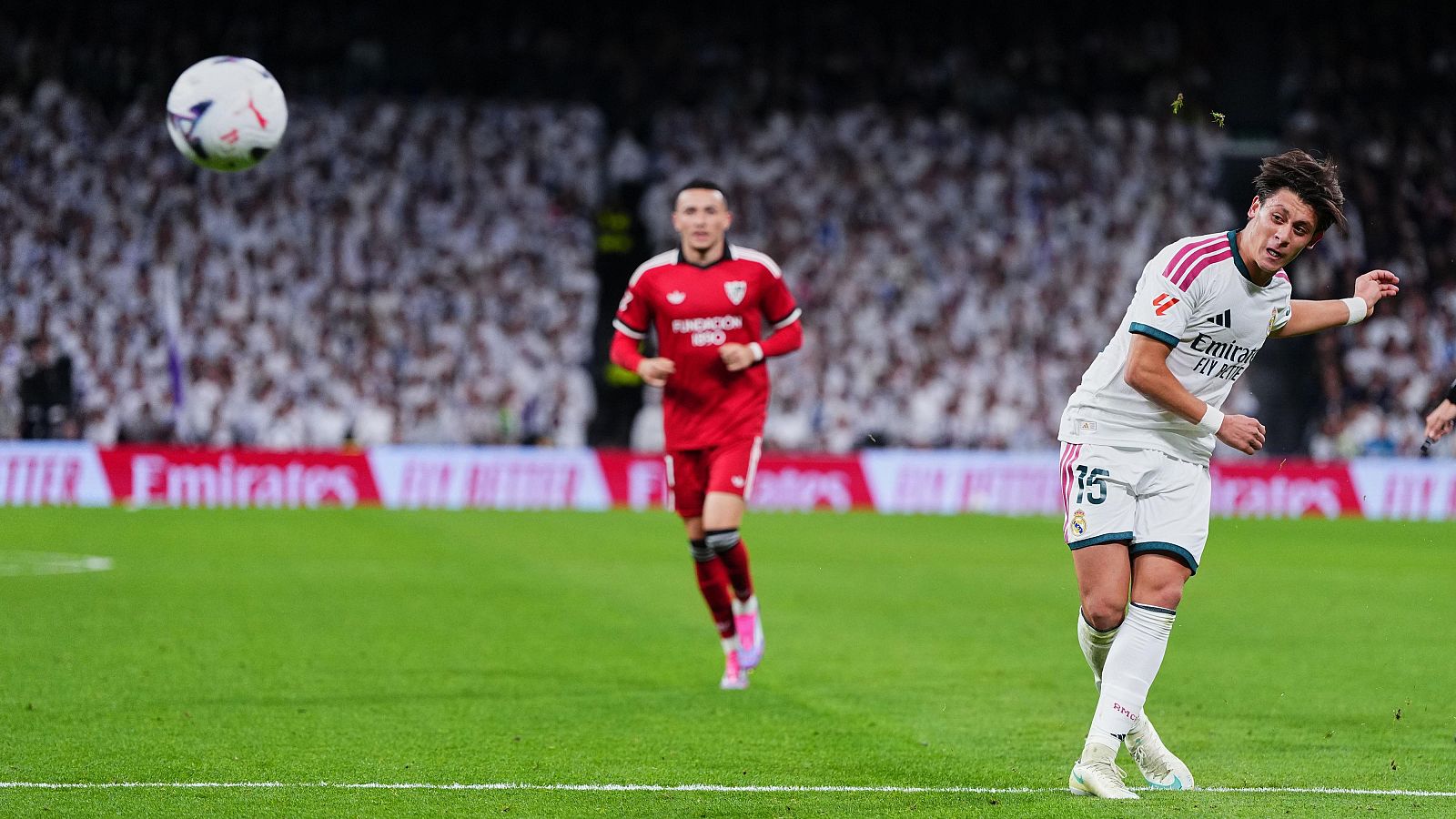El futbolista Arda Güler chuta a portería durante un partido en el estadio Santiago Bernabéu.