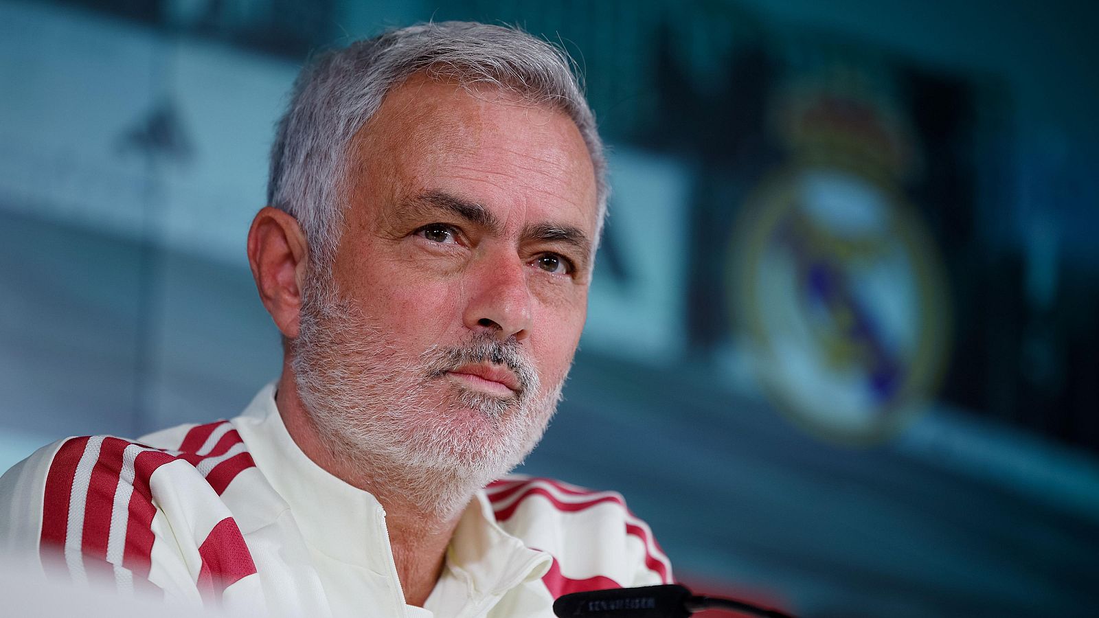 MADRID (ESPAÑA), 17/10/2026.- El entrenador del Real Madrid, José Mourinho durante la rueda de prensa antes del entrenamiento del equipo en Valdebebas en Madrid este sábado previa a su enfrentamiento liguero ante el Sevilla.