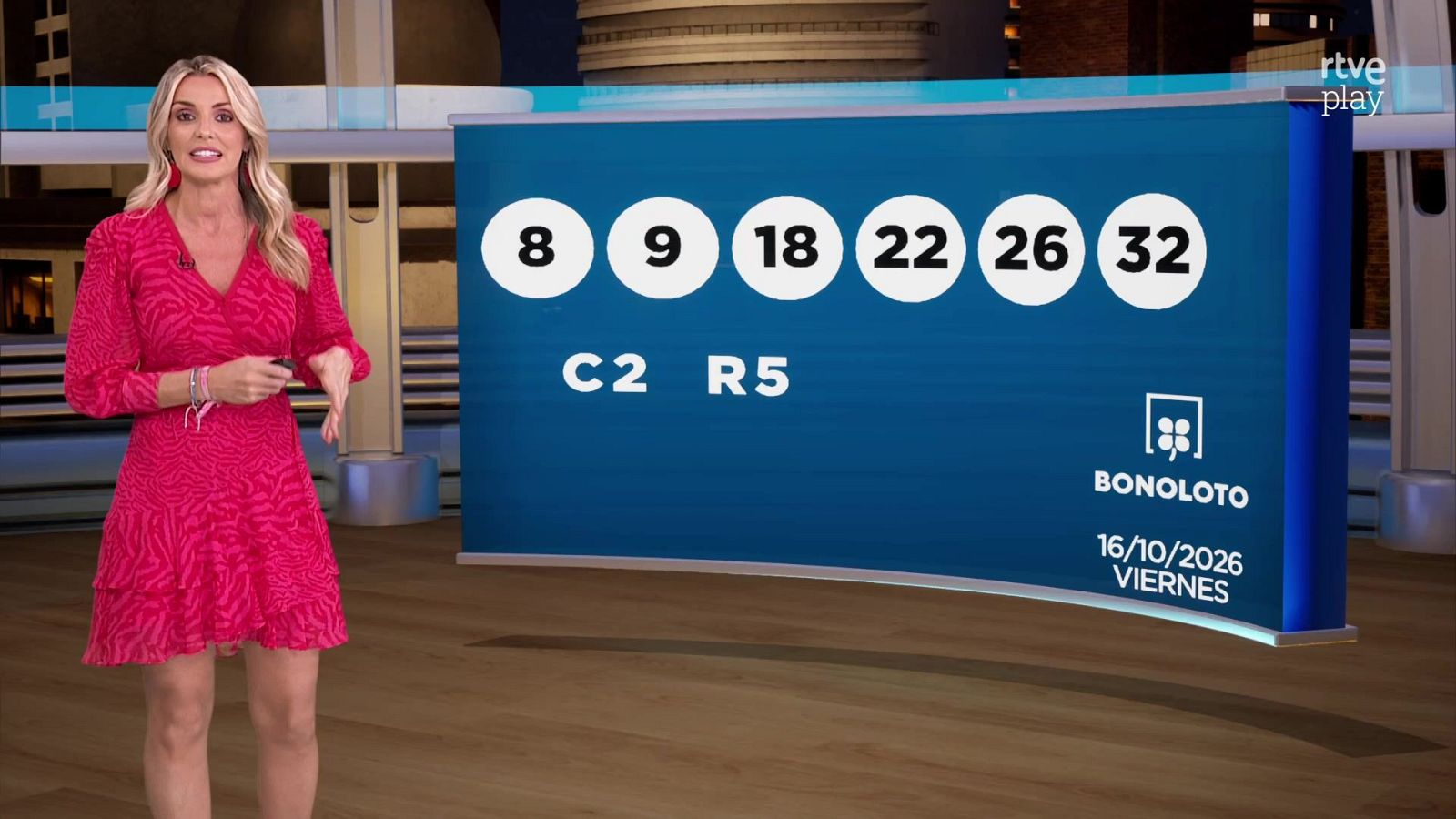 Presentadora en plató junto a una pantalla azul con los resultados de la Bonoloto del 16 de octubre de 2026.
