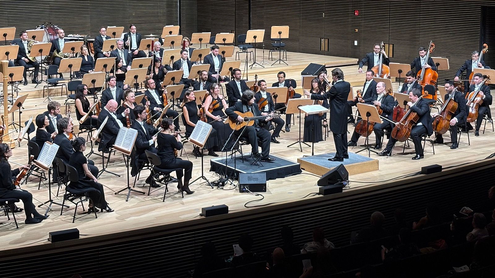 La Orquesta Titular del Teatro Real actúa en directo en una sala de conciertos de Nueva York, con el guitarrista Pablo Sáinz-Villegas como solista y Juanjo Mena como director.