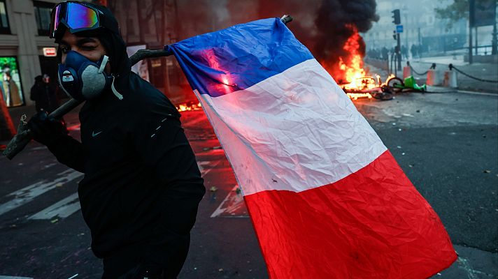 Telediario Fin de Semana - La furia de los manifestantes incendia las calles de Francia: ¿Qué hay detrás de tanto malestar?