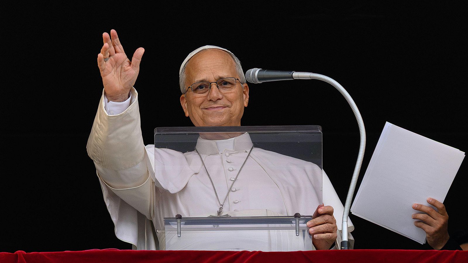 El papa reaparece tras ser operado de un cáncer pulmonar