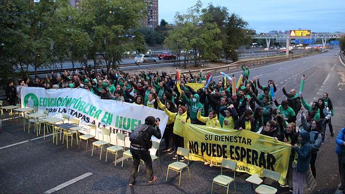  - Los profesores cortan la A-3 en Moratalaz, Madrid, al inicio de la segunda semana de huelga indefinida