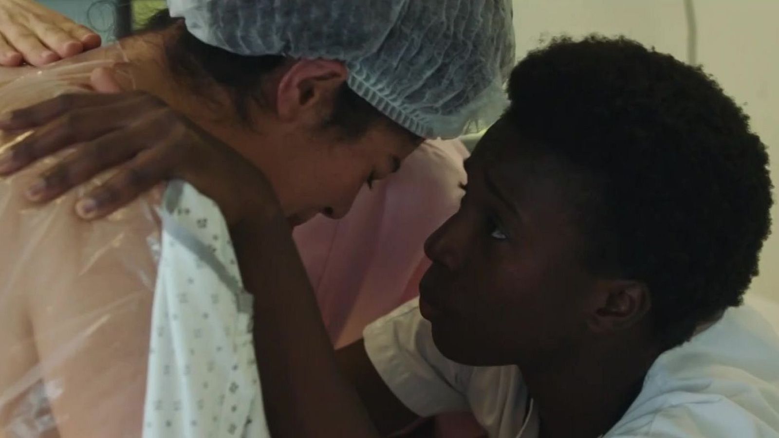 Sofia, una llevadora consolant a la seva pacient.