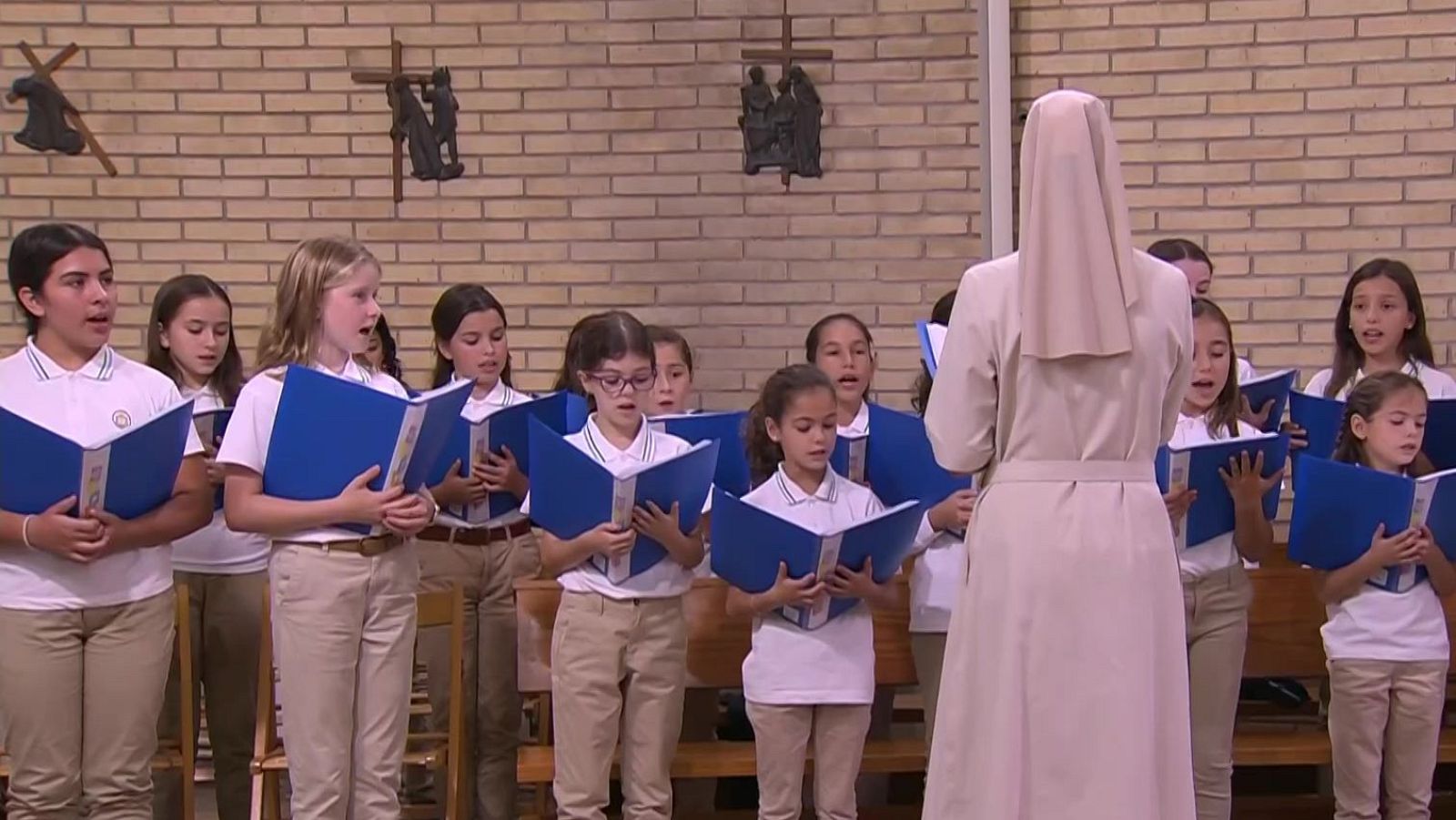 Cor i religioses del Col·legi Pureza de María, de Sant Cugat del Vallès (diòcesi de Terrassa)