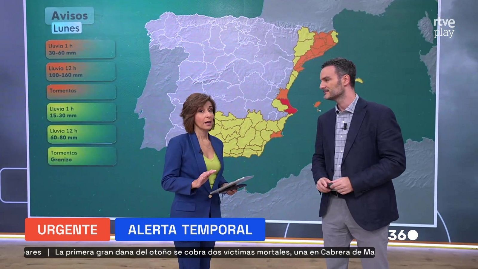 Dos presentadores en un plató informativo ante un mapa con avisos meteorológicos y un faldón de alerta urgente en la parte inferior.
