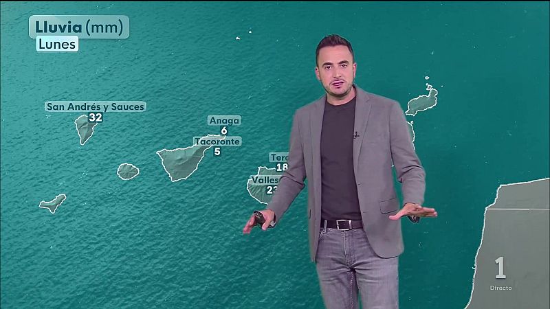 El presentador Marc Santandreu presenta la previsión meteorológica de Canarias en La 1 ante un mapa con registros de lluvia.