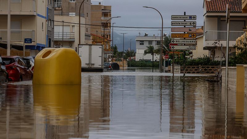 Calles anegadas por la lluvia en Guardamar de la Safor