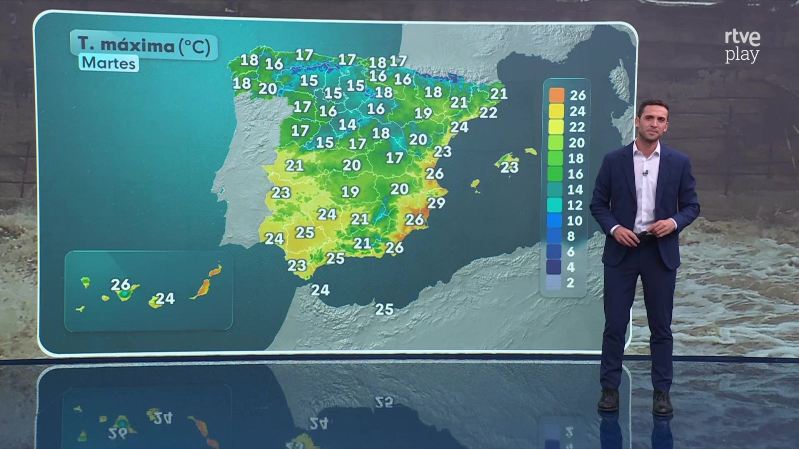 El meteorólogo Marc Santandreu presenta el mapa de temperaturas máximas en España frente a un panel curvo durante una emisión televisiva.