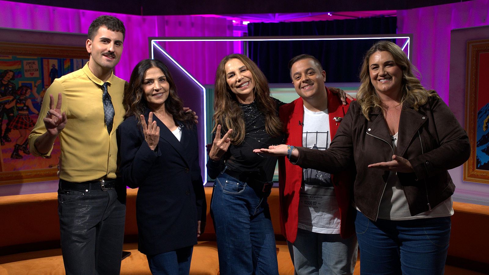 Toñi y Encarna Salazar, componentes de Azúcar Moreno, hablando de pie en el plató de Menudo Cuadro durante su reflexión sobre la discriminación.