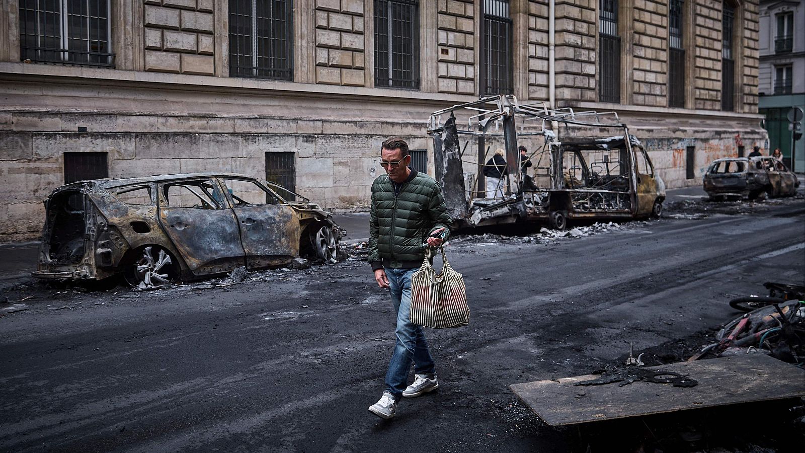 El Gobierno de Francia ordena toques de queda parciales en algunas ciudades ante los disturbios durante las protestas