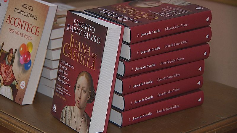 Selección de libros sobre superficie de madera, destacando en el centro la obra 'Juana de Castilla' de Eduardo Juárez Valero junto a otros ejemplares.