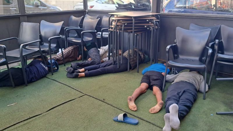 Algunos menores migrantes no acompañados malviven y duermen en la calle.