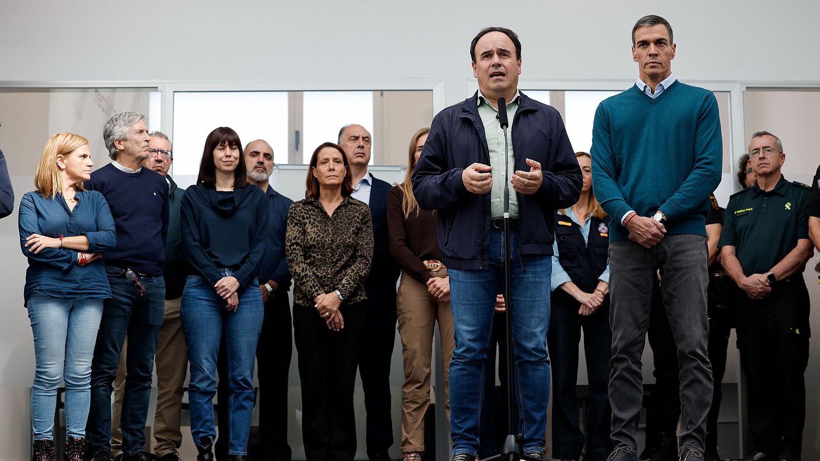 Comparecencia institucional de Fernando Clavijo, Pedro Sánchez y Rosa Dávila junto a otras autoridades en una sala de coordinación.