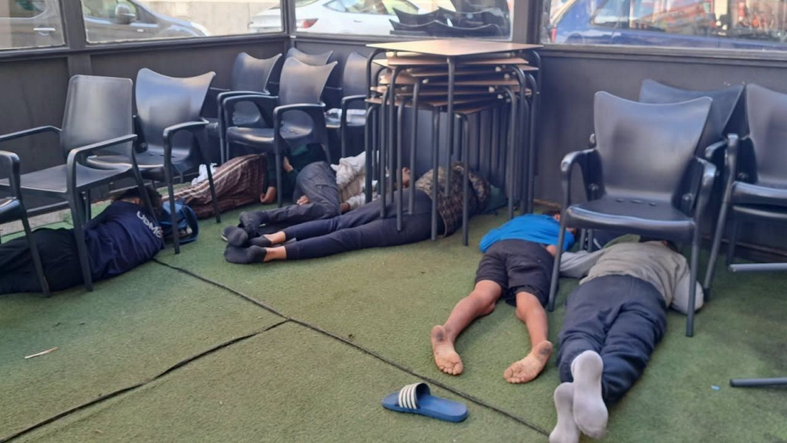 Algunos menores migrantes no acompañados malviven y duermen en la calle.