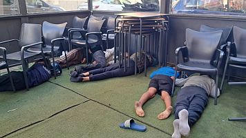 Menores no acompa�ados duermen en terrazas y en tiendas de campa�a
