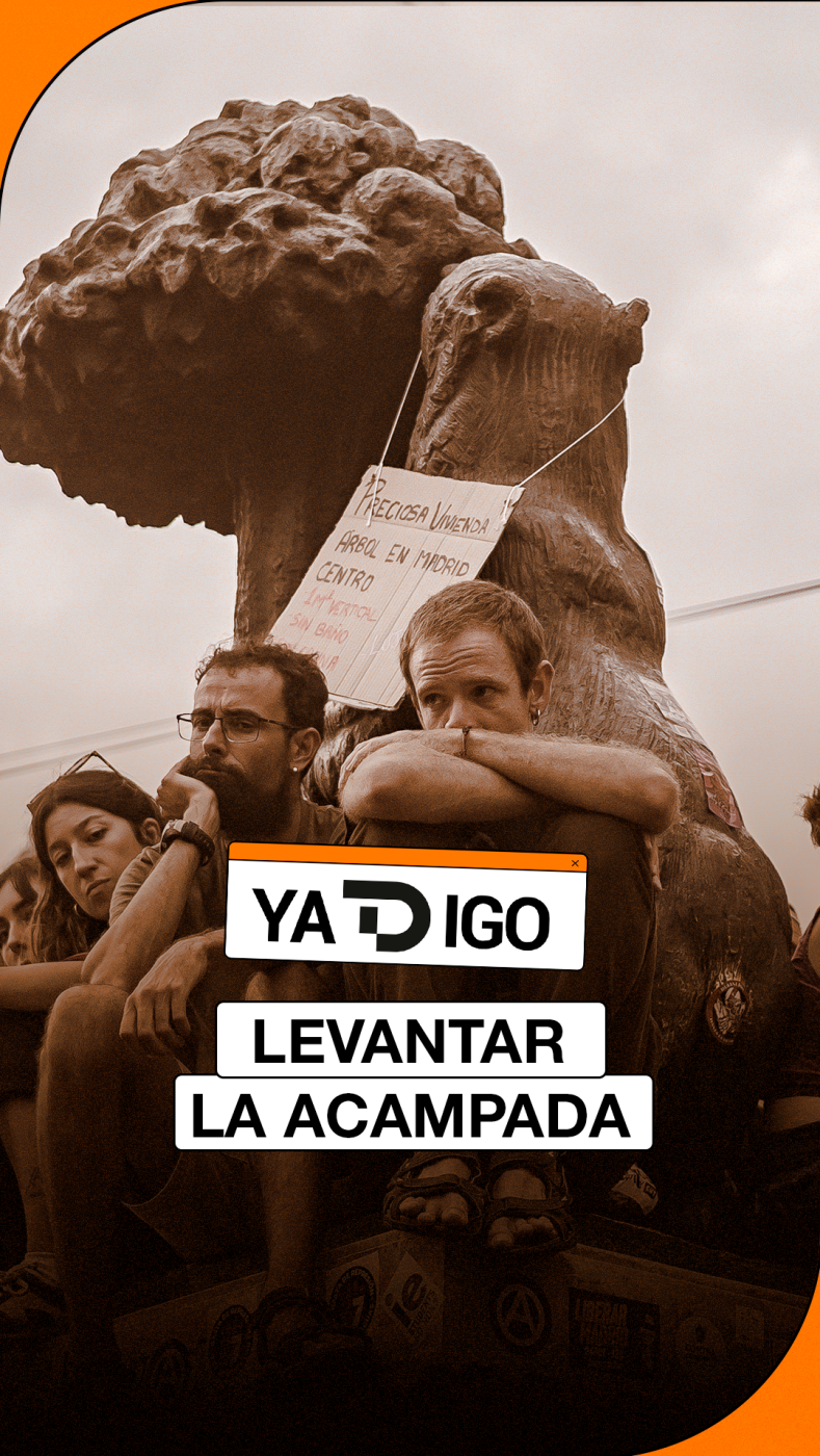 Escultura del Oso y el Madroño en Madrid con un cartel satírico de alquiler, y jóvenes protestando en primer plano.