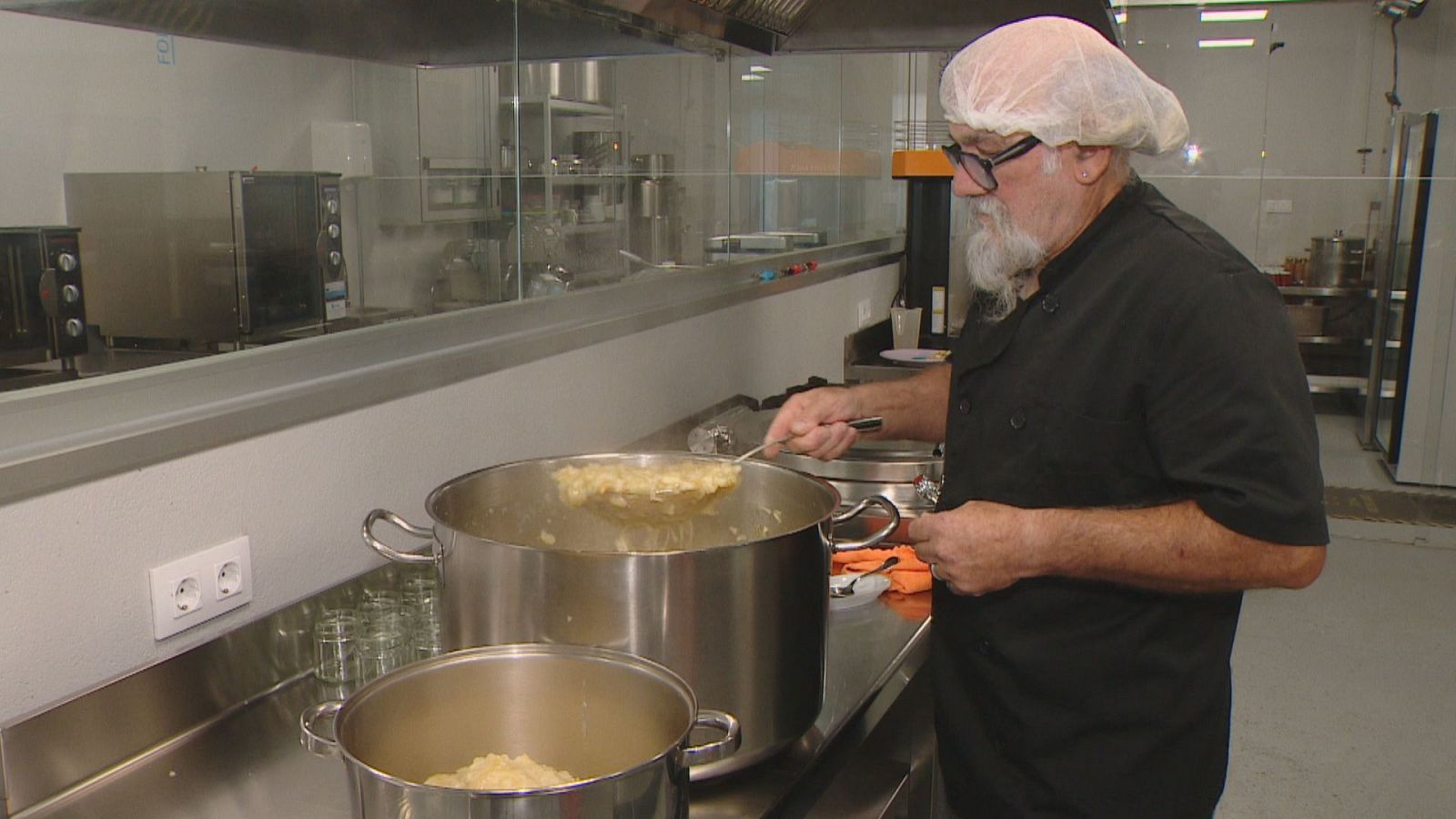 Pequenos produtores de Brión intercambian as súas receitas nunha cociña colaborativa