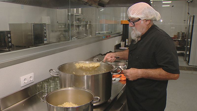 Pequenos produtores de Brión intercambian as súas receitas nunha cociña colaborativa