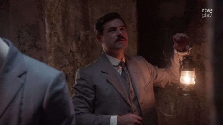 La Promesa - Curro lleva a Manuel a la habitación secreta