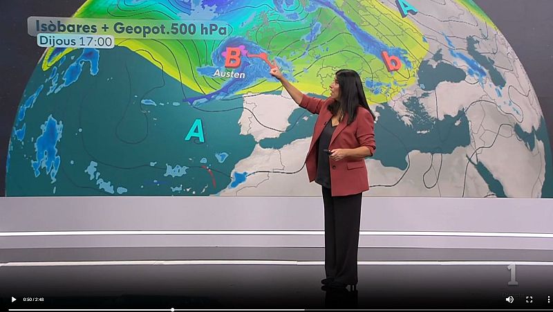 La presentadora S�nia Papell se�ala un mapa meteorol�gico con la borrasca Austen en un plat� de televisi�n.