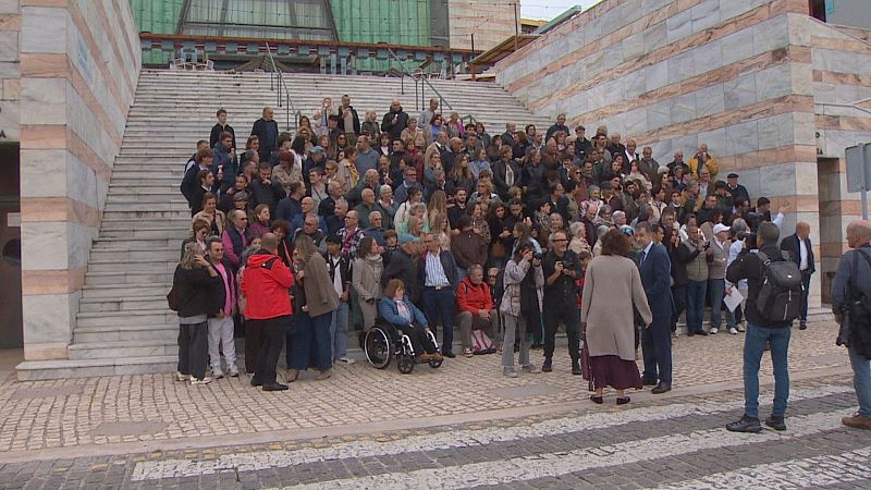 Numeroso grupo de descendientes de heladeros pasiegos reunidos y posando en la escalinata del Palacio de Festivales de Cantabria.
