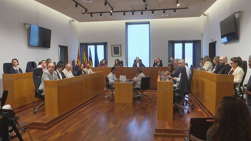Vista general del salón de plenos del Consell Insular d'Eivissa durante una sesión institucional con la mesa presidencial y las bancadas de los consellers.